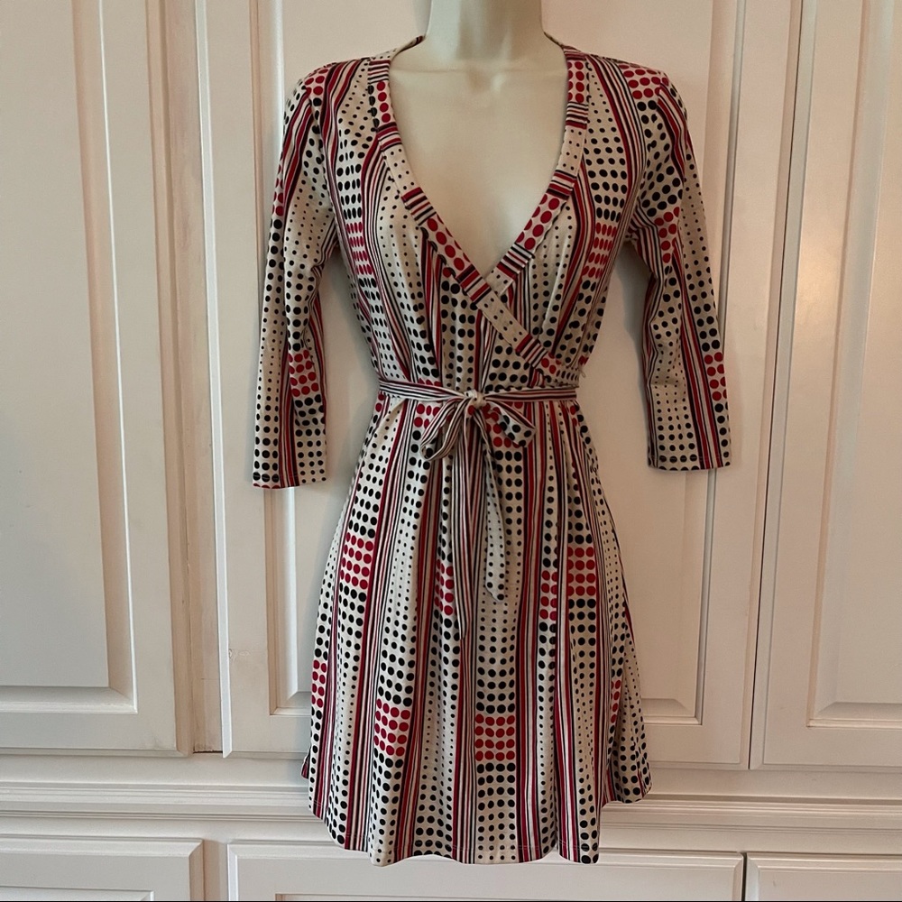 Wrap style dress in cream, with red and black pattern career office Size Small - Picture 3 of 10